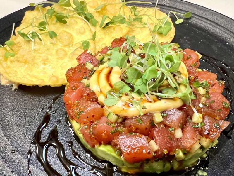 Tuna tartare with flatbread